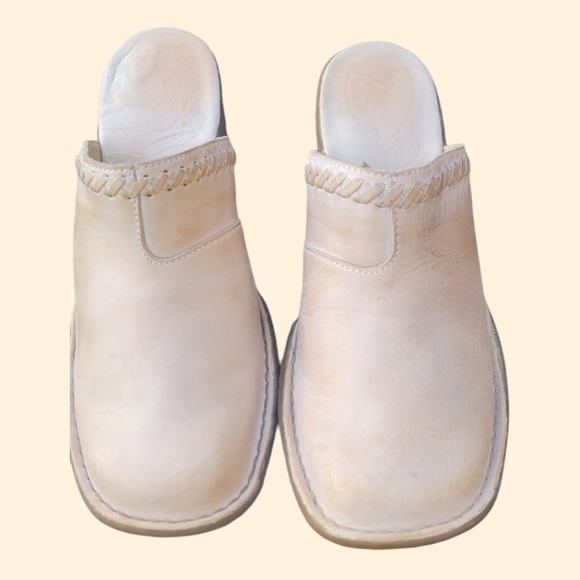 Dr. Martens Dana Clog Leather Mules in a light beige color. - Picture 3 of 6